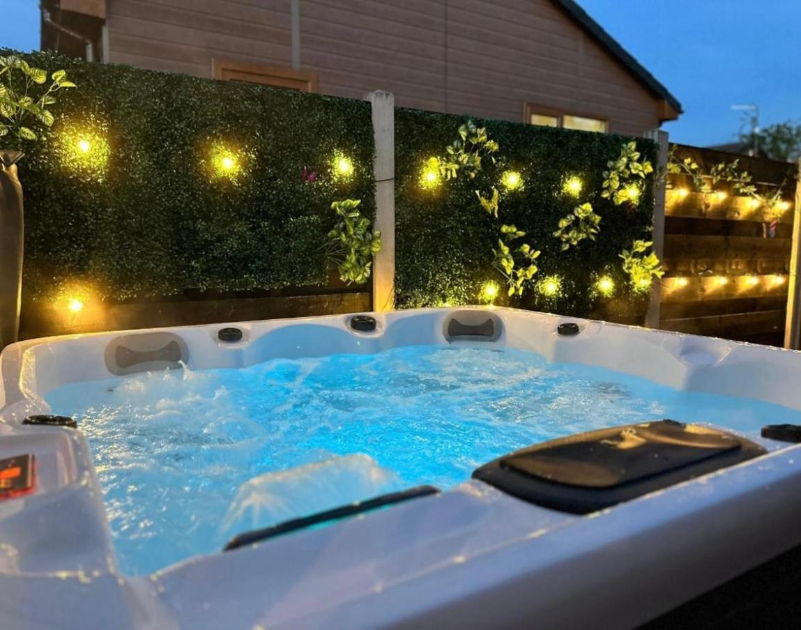 Tulip Cabin With Hot Tub York Exterior foto